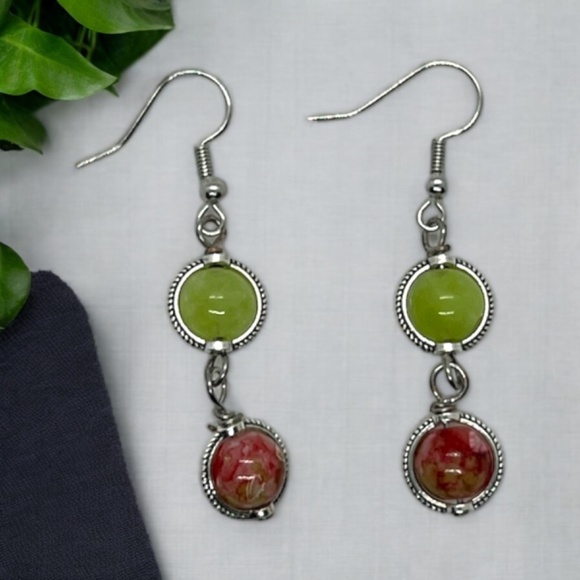 Handcrafted Elegance: Green & Red Natural Stone Earrings - Picture 4 of 4